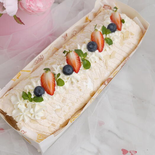 Меренговый рулет с голубикой и клубникой