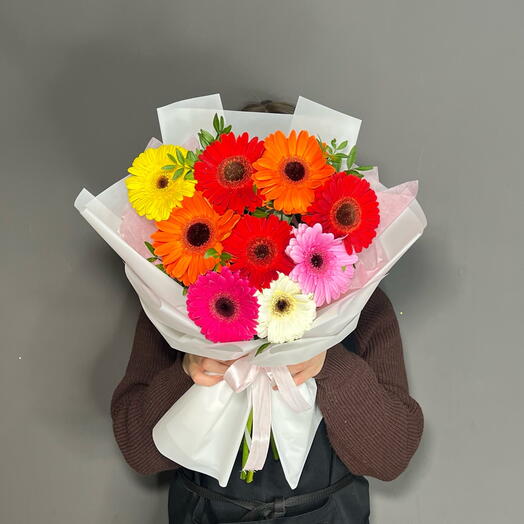 Букет с герберой, кустовыми розами, хризантемой, озатамнусом