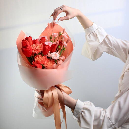 Авторский букет с алыми тюльпанами и кустовыми розами