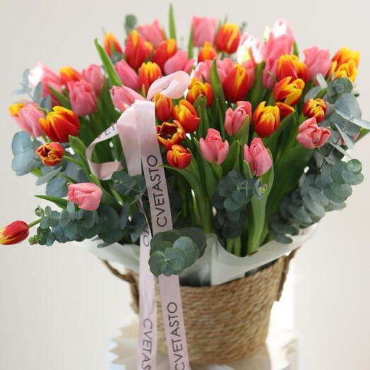Корзина с 51 тюльпаном
