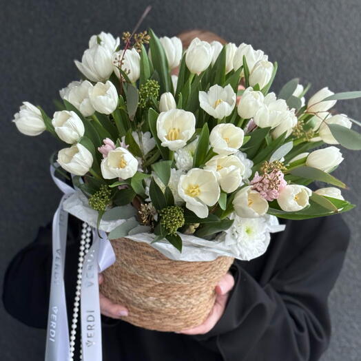 Корзина с тюльпанами и гиацинтами