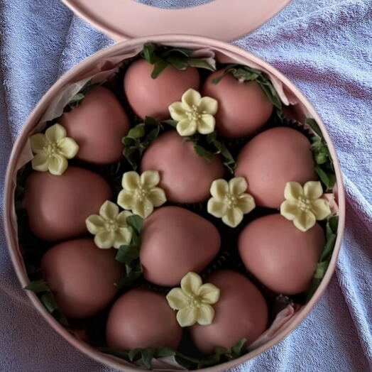 Клубника в розовом шоколаде 11шт. Подарок маме, жене, дочке, девушке. На день рождения