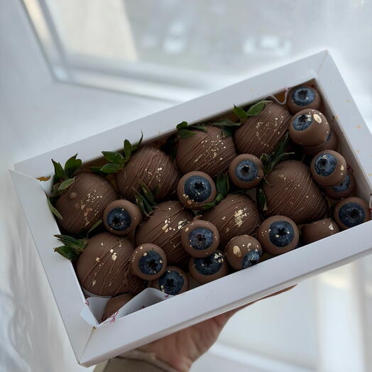Fresas y arándanos cubiertos de chocolate