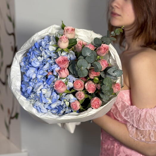 Голубая гортензия и кустовая Роза 💕