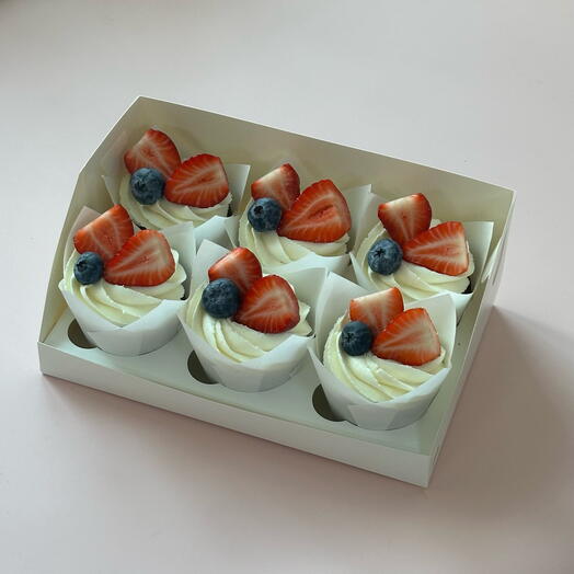 6pcs Cupcakes with berry decoration