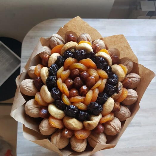 Букет с орехами и сухофруктами
