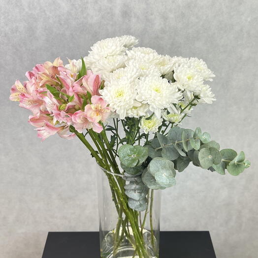 Банч сет (пачка микс) цветов из белых кустовых хризантем Алтай, розовых Альстромерий Фифи Премиум и эвкалипта