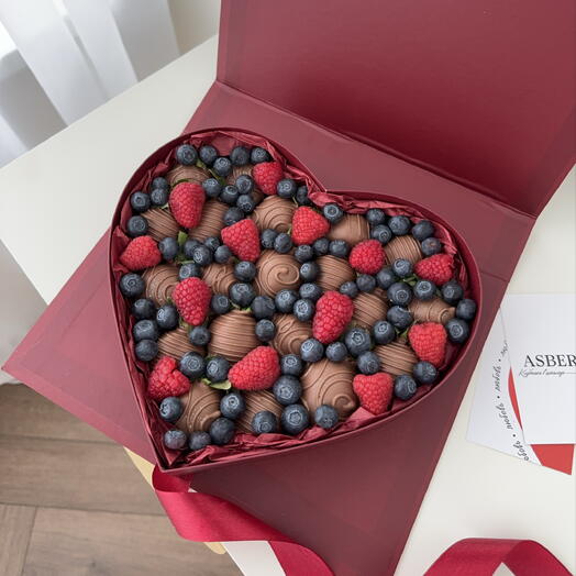 Fresa en chocolate en Caja libro con Corazón dentro (18-20 bayas)