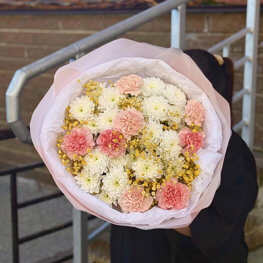 Букет с хризантемой диантусами и гипсофилой🌼