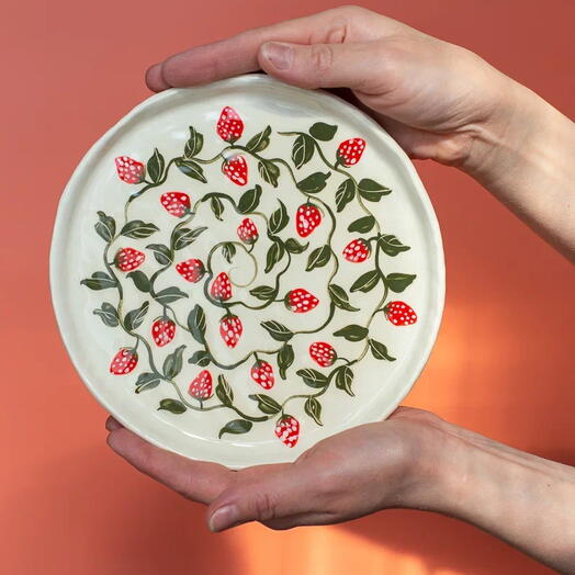 Тарелка ручной работы с клубникой