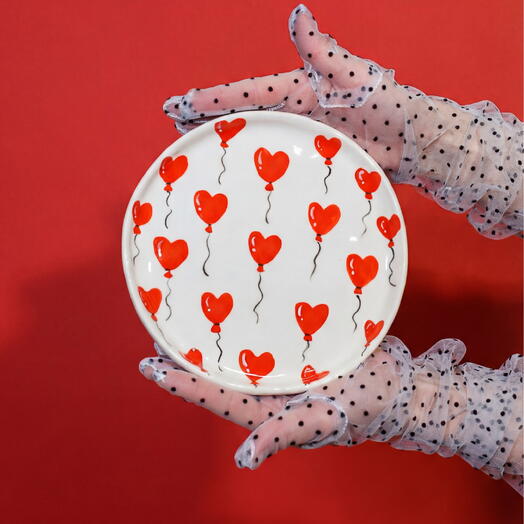 Тарелка ручной работы с воздушными сердцами