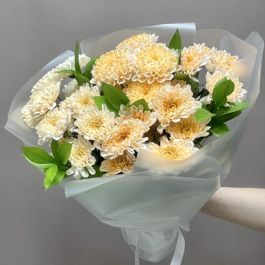 Букет из кустовых хризантем с веточками рускуса