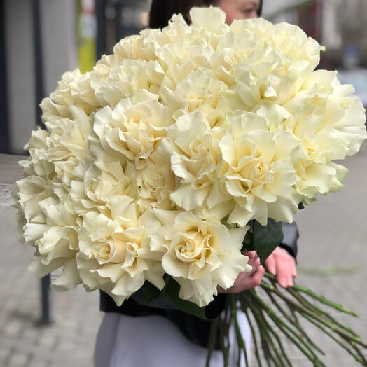 💭💭💭Моно букет из 25 белых ажурных роз под ленту