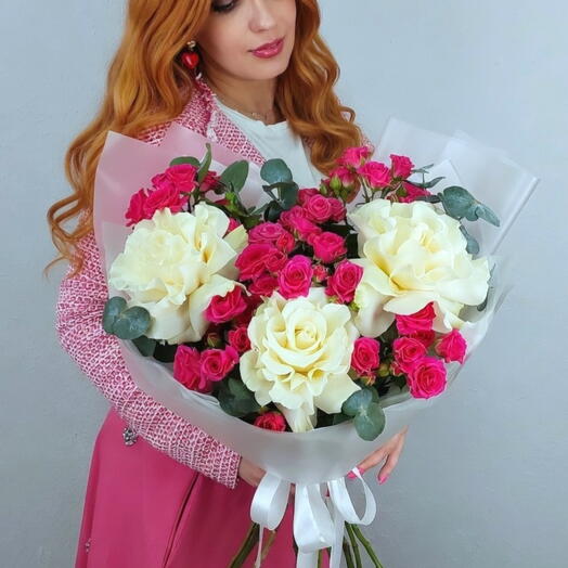 Букет Сладкой из ажурных и кустовых роз 02-1280