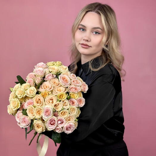 Нежный букет из 19 кустовых роз микс