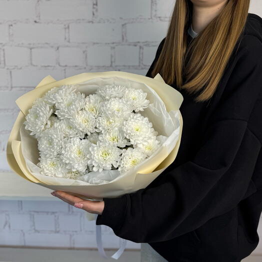 Стойкий букет из белой кустовой хризантемы