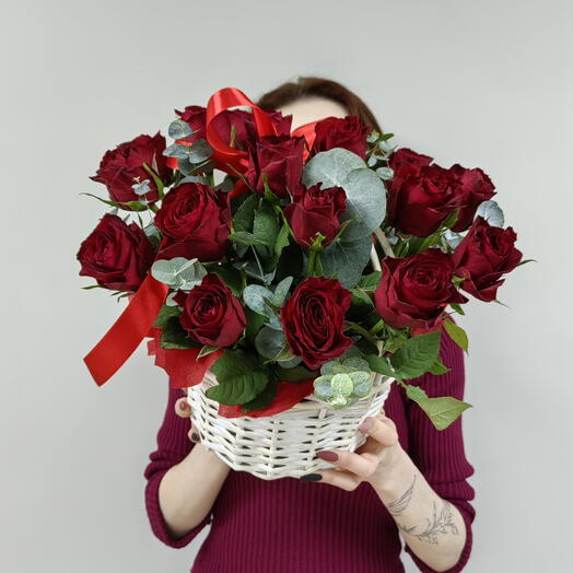 Корзина с 19 красными кенийскими розами и эвкалиптом. Корзина красных роз с доставкой Воронеж