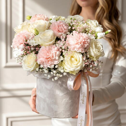 Цветы в коробке из роз. Авторский букет 3056. Leoraflowers