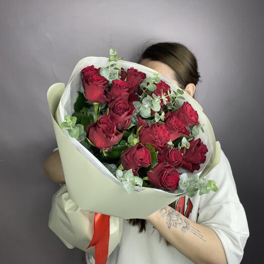 Красные розы с эвкалиптом 🌹