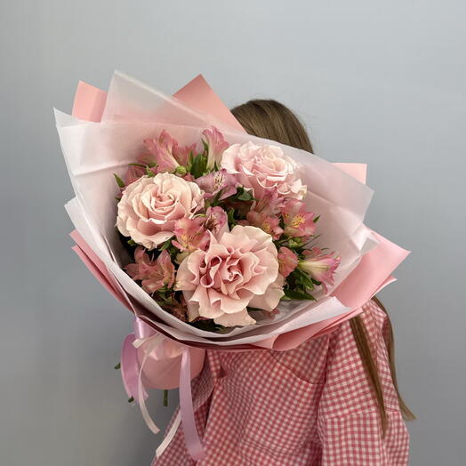 Букет кружево из розовых французских роз и альстромерии для девушки 💕