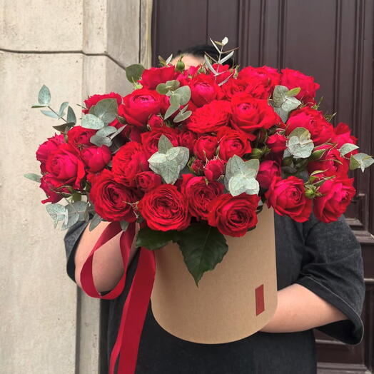 Коробка из красных кустовых роз