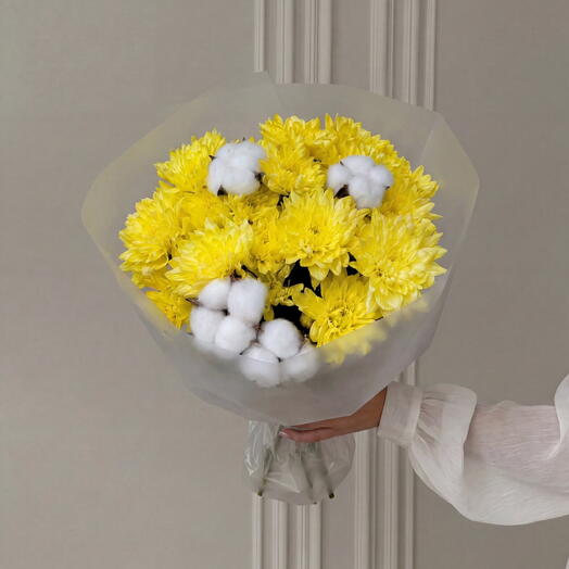 Букет с солнечными кустовыми хризантемами (5 веток) и хлопком от XOFLOWERS