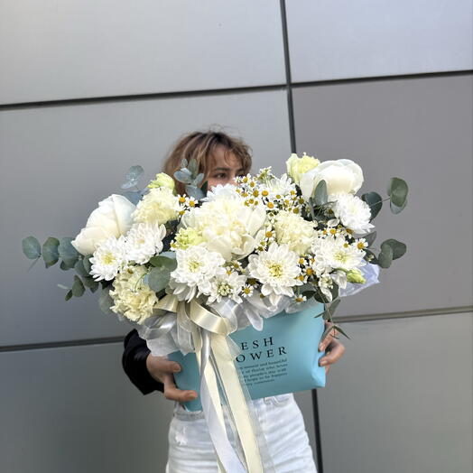 Композиция из кустовых хризантем с эвкалиптом, матрикарией и белым пионом🌸💖🌼