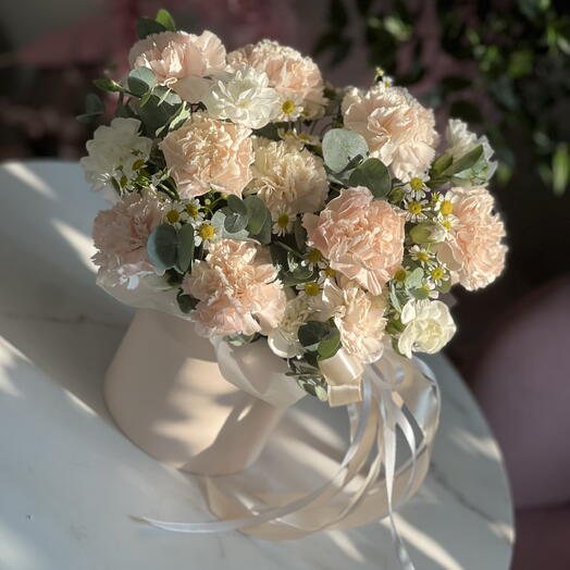 Коробочка с персиковыми диантусами и ромашкой