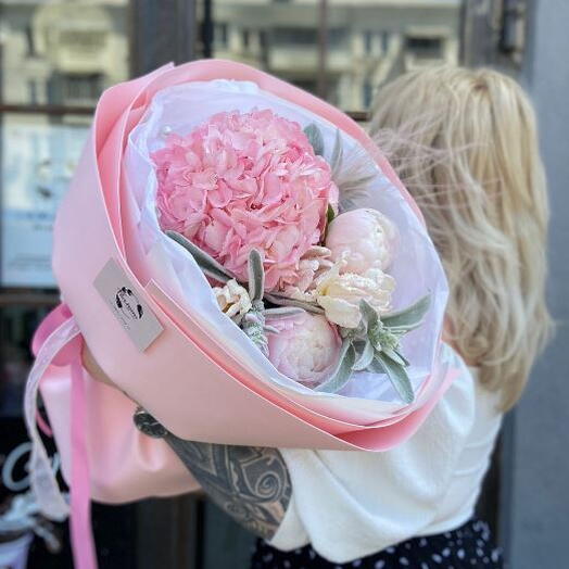 Букет из 5 пионов Gardenia, колумбийской гортензии и стахиса