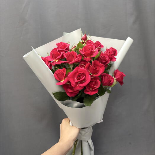 Букет из ярких кустовых роз