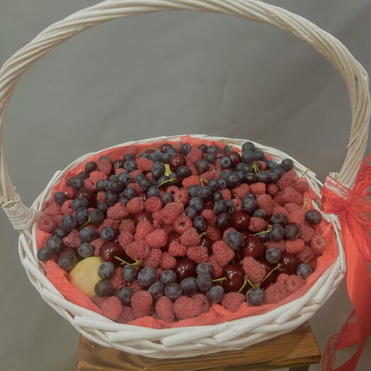 Корзина с фруктами и ягодами (черешня,малина, голубика, нектарины)