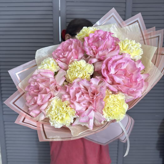 Ажурные розы с лимонными диантусами