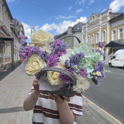 Нежная сиреневая композиция с одноголовыми розами и ажурной гортензией