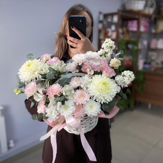 Нежная корзинка с цветами