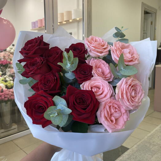 Яркий букет из красных и персиковых роз️🌹