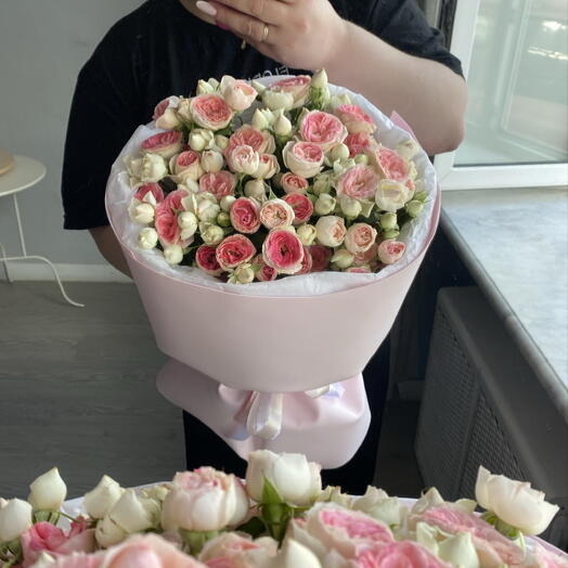 Нежные кустовые розы