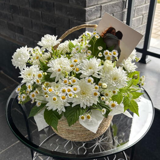 Корзина с ромашками