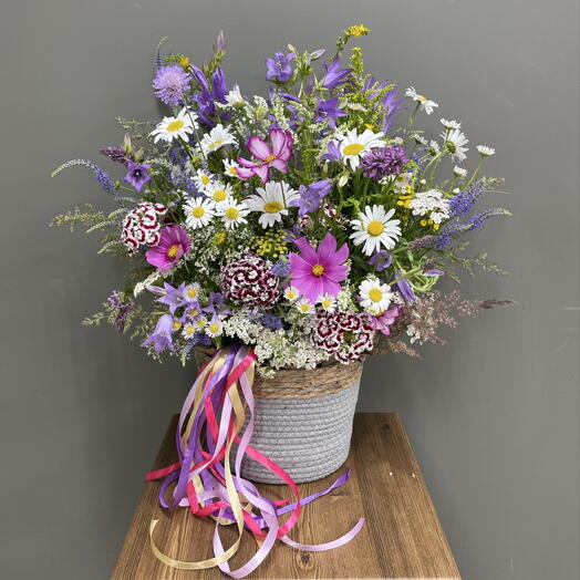 Полевая корзина с ромашками и сезонными цветами