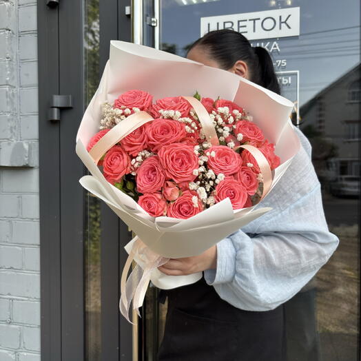 Яркий букет из кустовых роз и гипсофилы в стильной упаковке