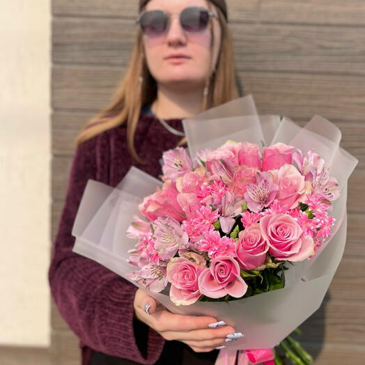 Розовые кенийские розы и альстромерия