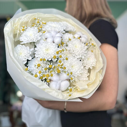 Авторский букет из белых кустовых хризантем , ромашек и хлопка