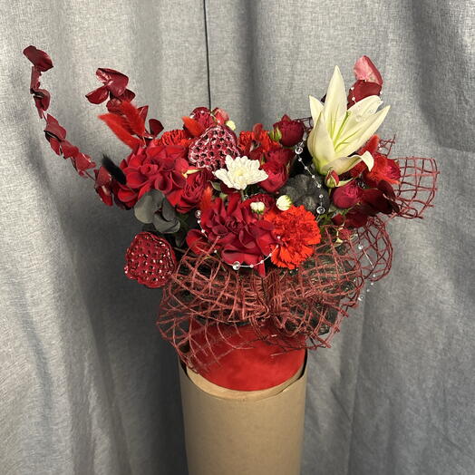 Коробочка с красными кустовыми розами в готическом стиле 🌹