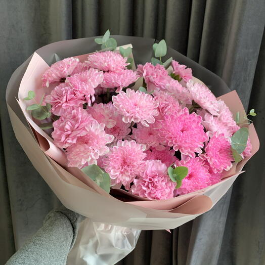 Нежный букет из цветной хризантемы и гвоздик 🌸