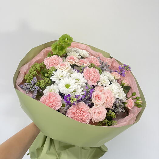 Букет с хризантемой, кустовой розой и диантусами 🌸