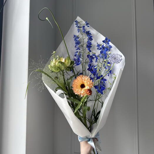 Охапка цветов для дома с дельфиниумом, календулой и розой Вегги