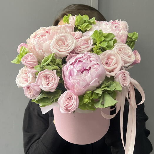 Нежные Пионы и Молюцелла в шляпной коробке 🌸