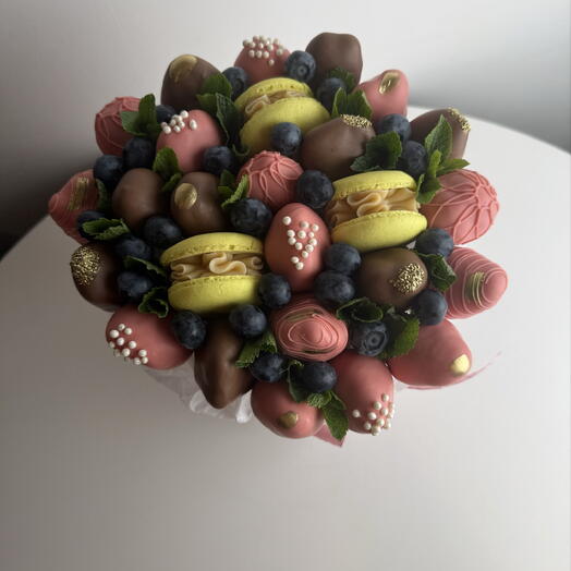 Delicate pink bouquet in a hatbox