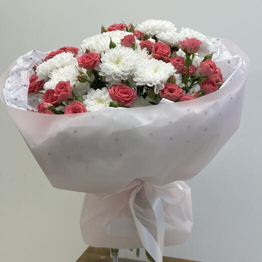 букет из кустовых роз и хризантем