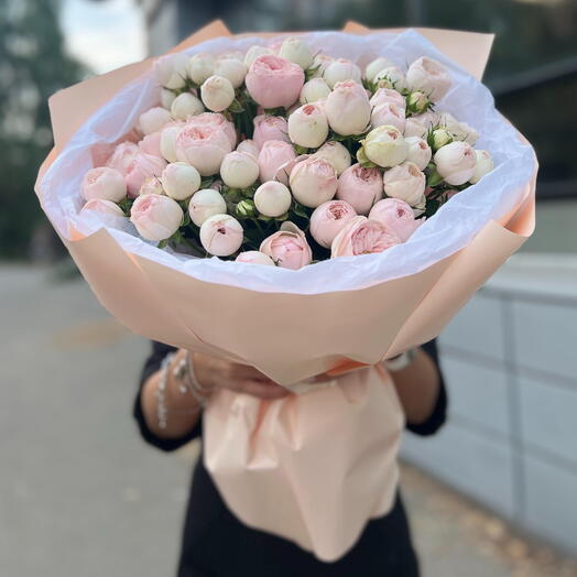 25 зефирных кустовых пионовидных роз