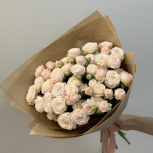 Нежный букет из 9 пионовидных кустовых роз